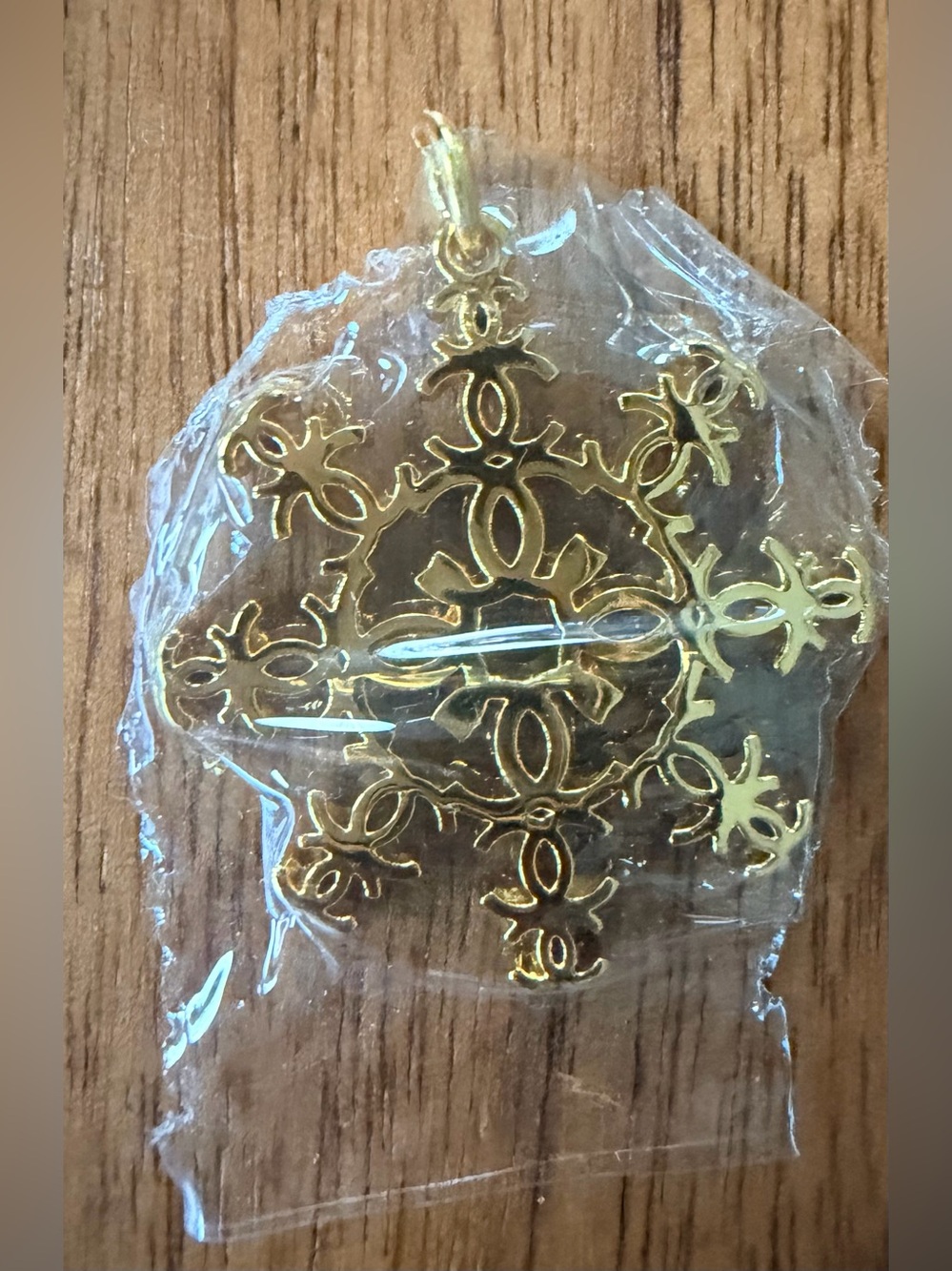 NEW SEALED in Plastic Holiday 2024 Chanel Beaute Gold-Toned ‘CC’ Snowflake Charm